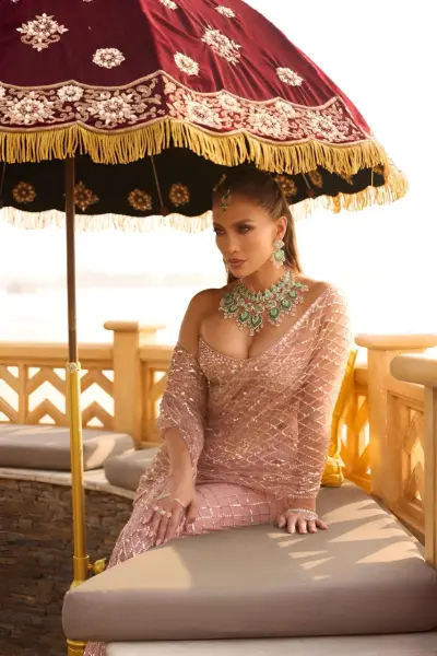 Jenmifer Lopez looked absolutely stunning at last weekend’s Indian wedding.